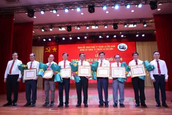 Đảng bộ Công ty Thuốc lá Sài Gòn tổ chức Lễ trao Huy hiệu 40 năm và 30...